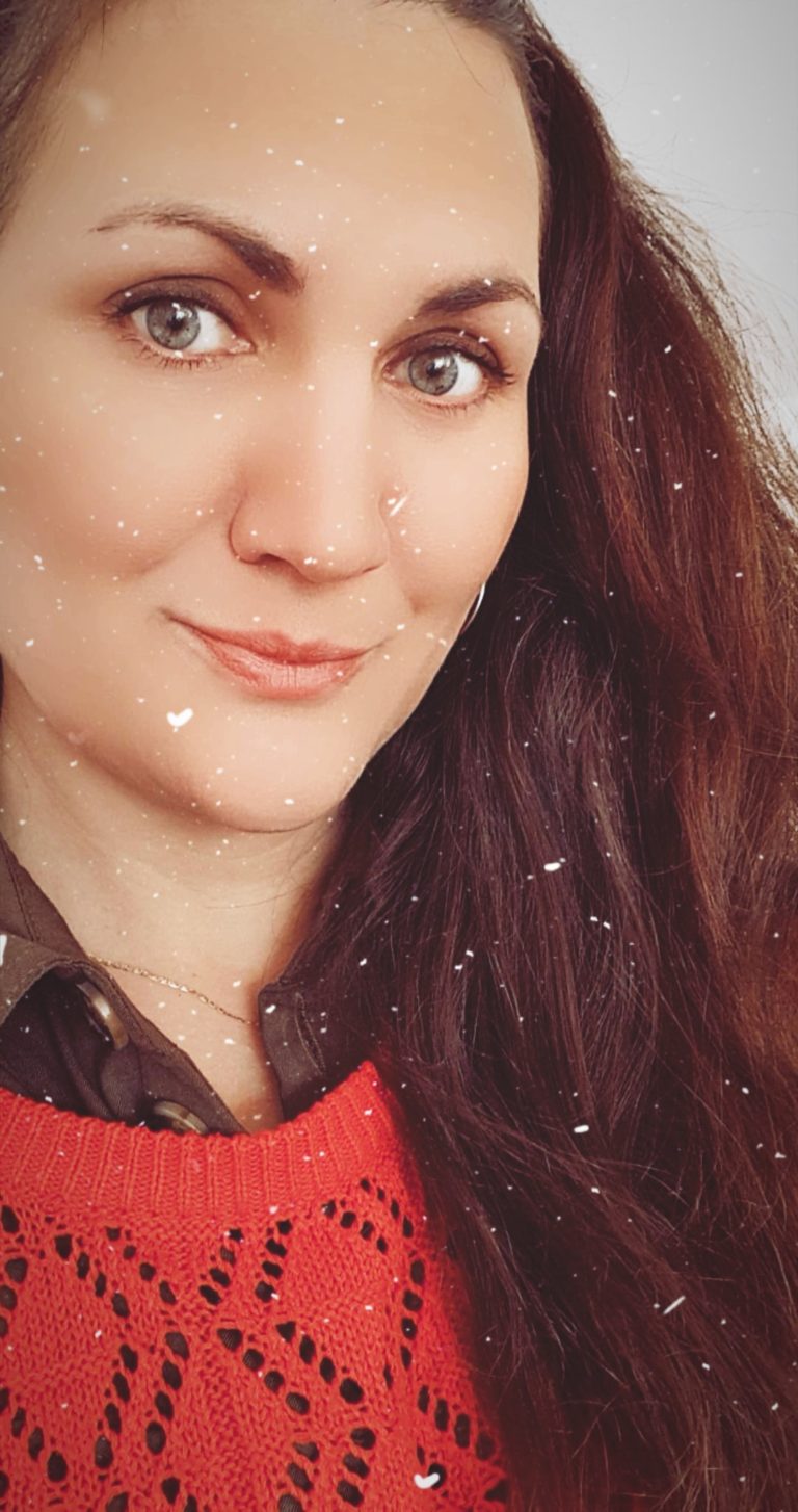 roter Pulli Blick in Kamera Glitzer 768x1454