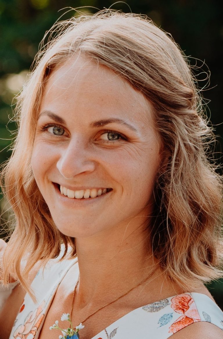 Ich Marion Hochzeit kleiner 768x1168