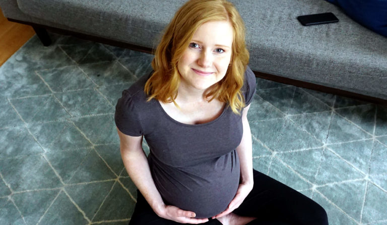 schwanger sitzend breit 768x448